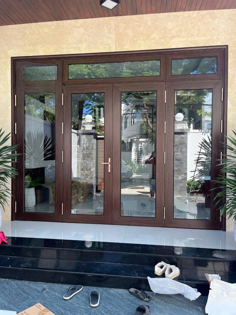 🪵 Nhôm Vân Gỗ Trắc Kết Hợp Phụ Kiện TESLA – Giải Pháp Cửa Cao Cấp Cho Không Gian Hiện Đại