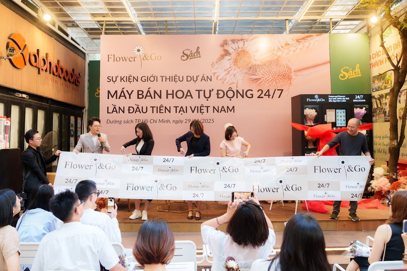 Máy bán hoa tự động 24/7 đầu tiên tại Việt Nam chính thức vận hành