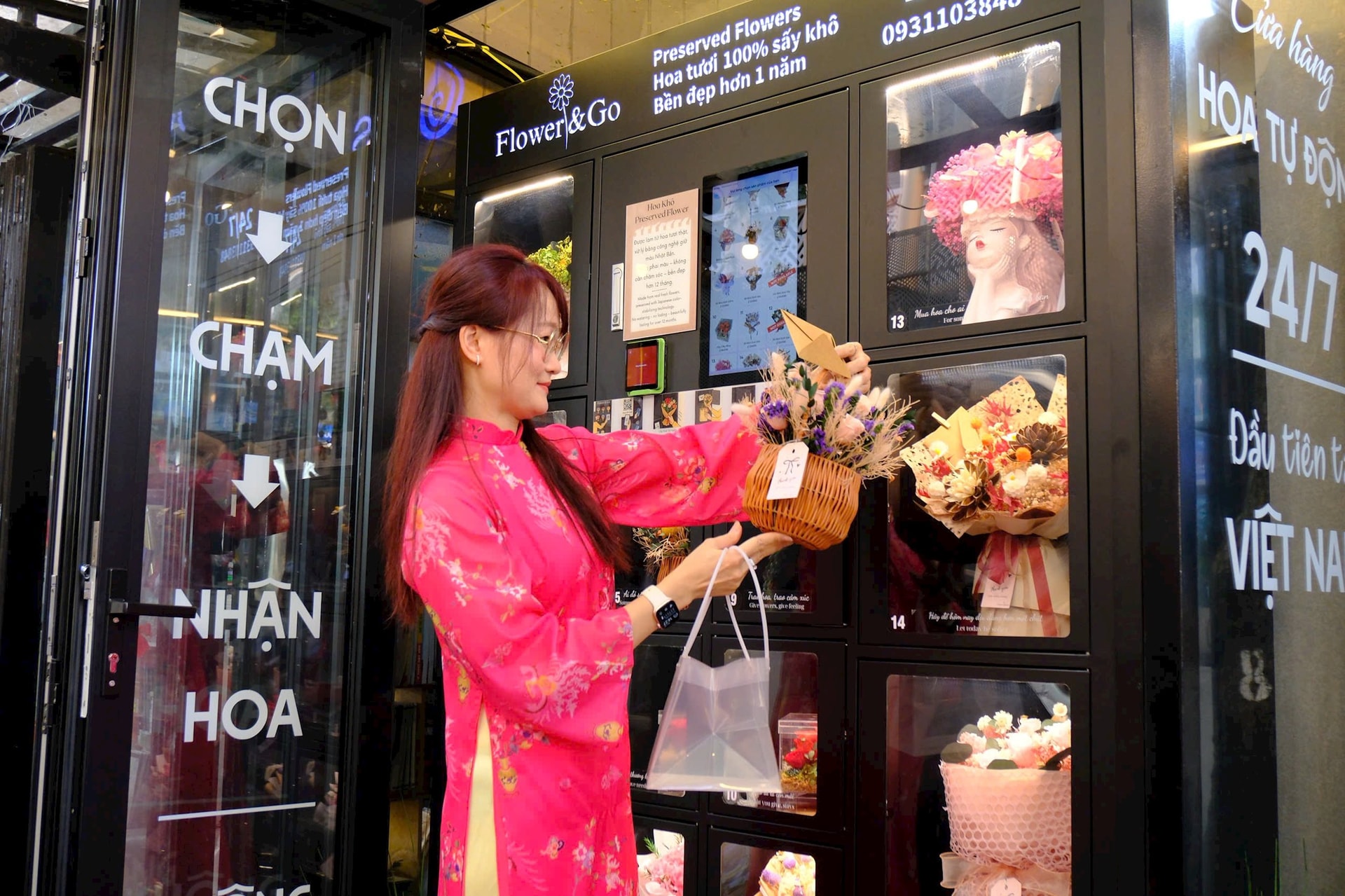 Du khách thích thú trải nghiệm máy bán hoa tự động tại Đường sách TP.HCM