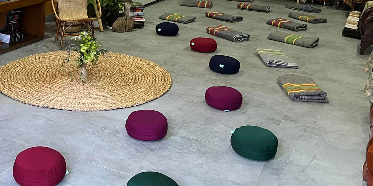 Hướng dẫn cách sử dụng bồ đoàn và đệm thiền đúng cách cho người mới bắt đầu